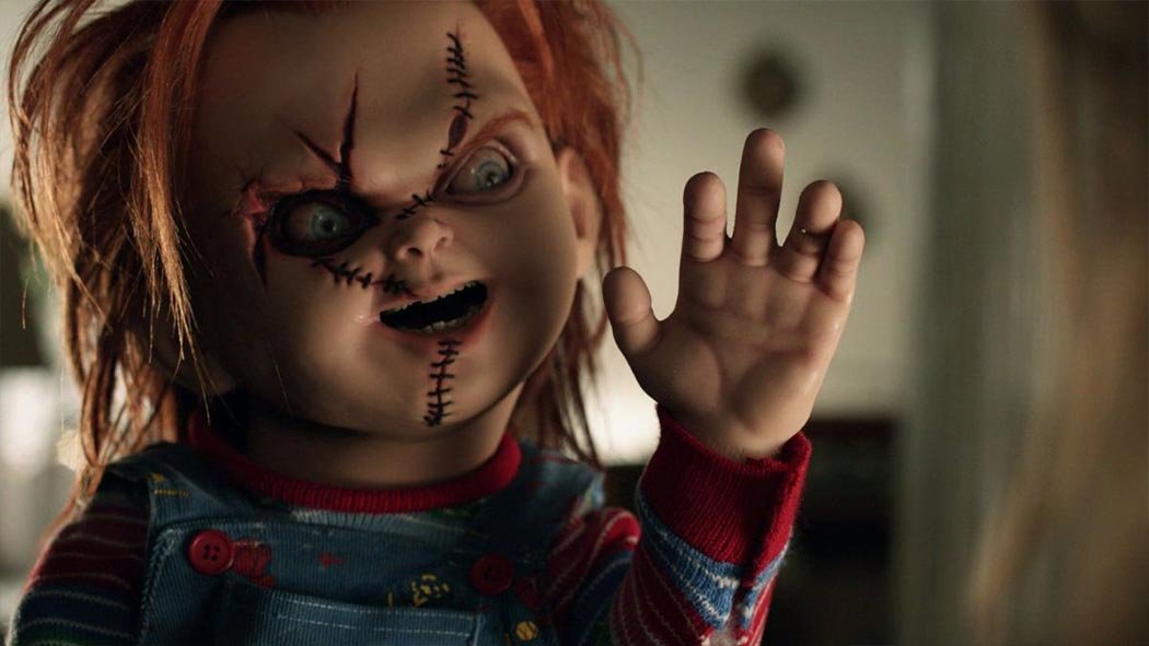 Chucky es uno de los villanos más terroríficos e icónicos de la pantalla. El muñeco pelirrojo poseído por el alma del asesino en serie Charles Lee Ray, se abrió camino en el espíritu de la cultura pop en 1988 con el estreno de "Chucky: el muñeco diabólico". Chucky ya tiene serie y revela que su hijo es de género fluido
