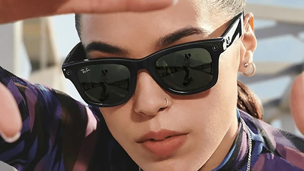 Facebook y Ray-Ban anunciaron este jueves el primer fruto de su alianza, unos lentes inteligentes que entre otras cosas toman fotografías y graban video, pero los anticipados anteojos de realidad aumentada tendrán que esperar. Facebook se une a Ray-Ban y lanzan sus gafas inteligentes