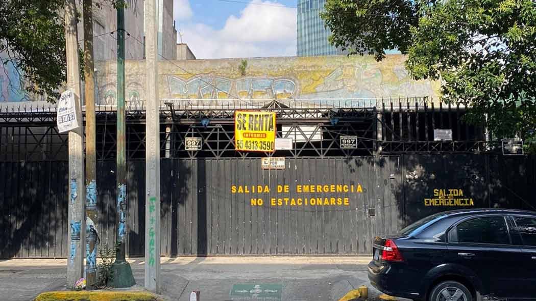 La publicación de fotografías de la puerta del famoso Patrick Miller con un letrero de “SE RENTA” ha generado pesar entre los usuarios de redes sociales, especialmente en Twitter, por el cierre de este icono de la diversión nocturna en la Ciudad de México, que hoy es considerado otra víctima de la COVID-19. La publicación de fotografías de la puerta del famoso Patrick Miller con un letrero de “SE RENTA” ha generado pesar entre los usuarios de redes sociales, especialmente en Twitter, por el cierre de este icono de la diversión nocturna en la Ciudad de México, que hoy es considerado otra víctima de la COVID-19.