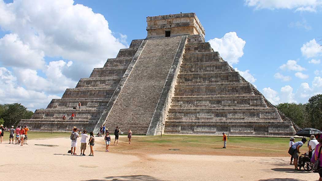 Una mujer subió las 91 escalinatas del Templo de Kukulkán, en la zona arqueológica de Chichén Itzá, en Yucatán, para cumplir una promesa que había hecho a su esposo.