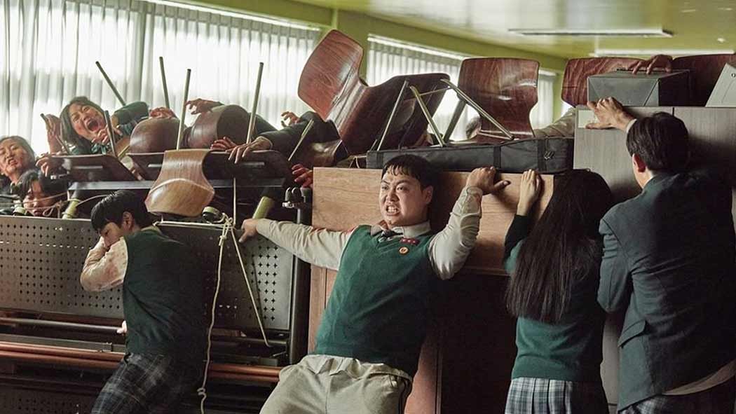 Doce capítulos componen la producción original que muestra cómo un virus convierte en violentos asesinos a los alumnos de una secundaria de Corea del Sur, para luego expandirse por la ciudad de Hyosan. Estamos muertos Netflix y el terror zombi en serie surcoreana