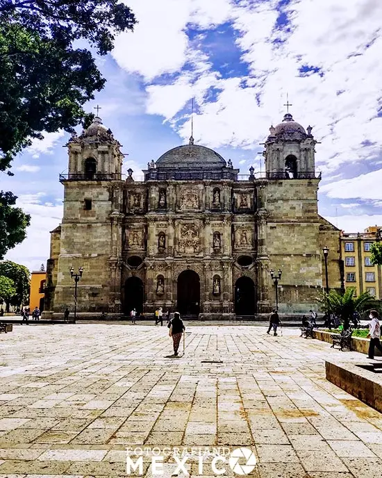 Fachada de la Catedral de Oaxaca, con dos torres, una cúpula y un reloj, en el Zócalo de la ciudad.
