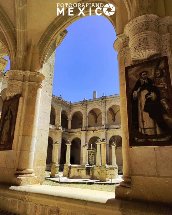 Patio con arcos y columnas en Oaxaca