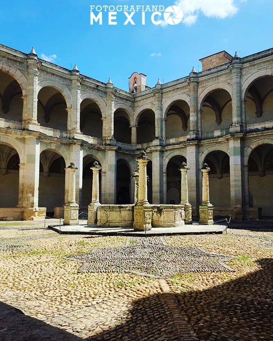Fuente con arcos y columnas en Oaxaca