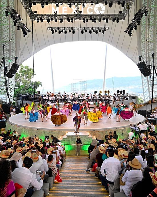 Guelaguetza, la fiesta más importante de Oaxaca Bailarines de la Guelaguetza en el auditorio Guelaguetza