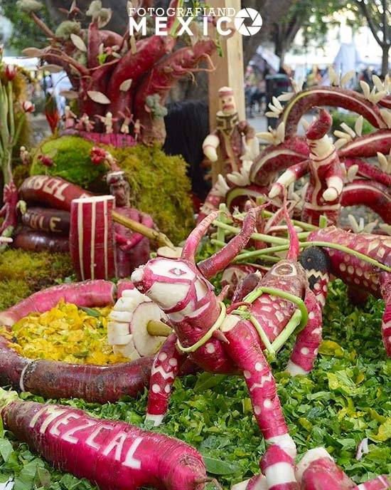 Noche de Rábanos, una tradición original de Oaxaca Figuras talladas en rábanos en la Noche de Rábanos