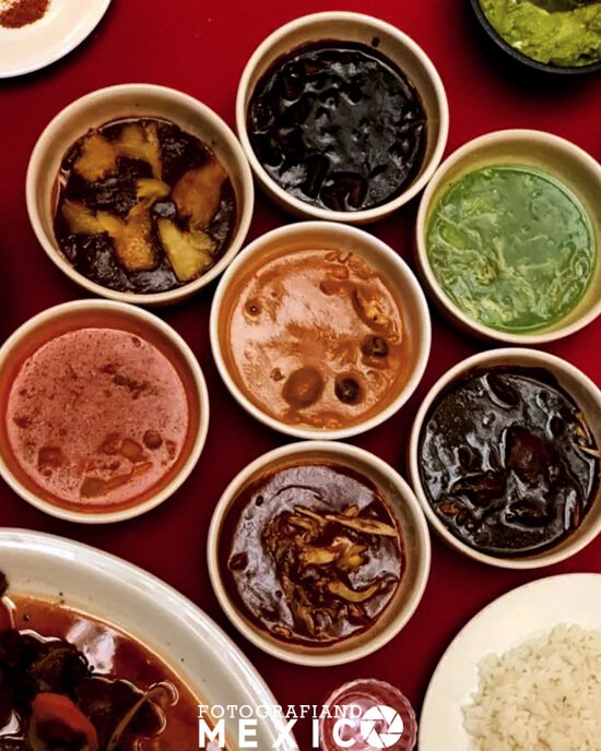 Los 7 moles de Oaxaca son una delicia gastronómica que se elabora con chiles, especias, frutos secos y chocolate.