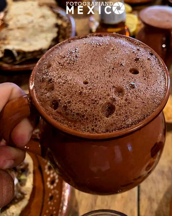 El chocolate oaxaqueño es un chocolate artesanal que se hace con cacao, azúcar, canela y almendras, y que se usa para hacer bebidas o postres.