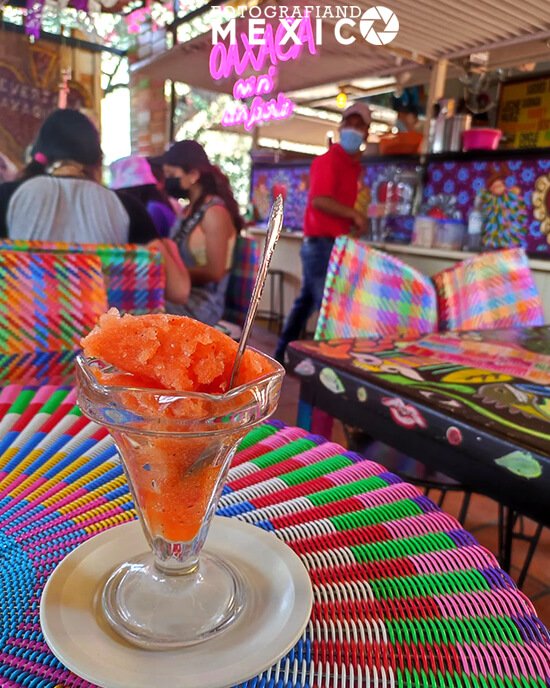 Las nieves oaxaqueñas son unos helados artesanales que se hacen con agua, azúcar y frutas naturales, y que son un postre refrescante y dulce.