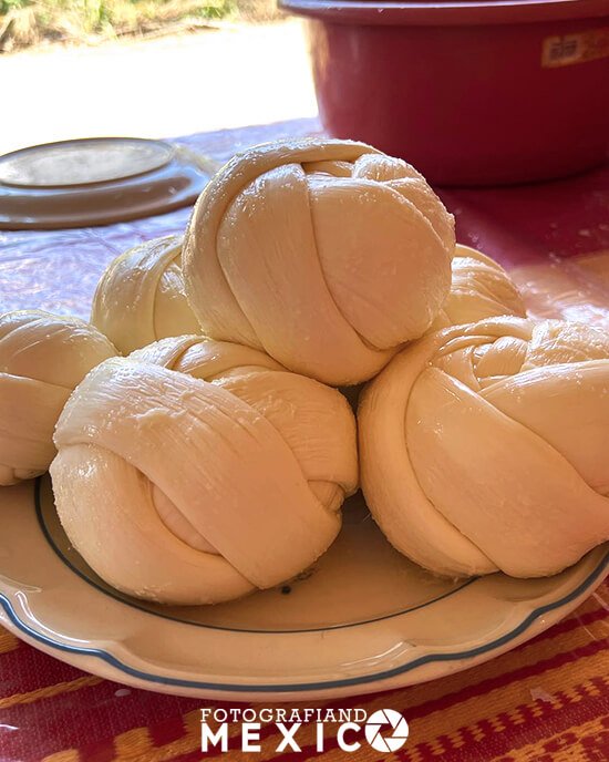 El quesillo es un queso blanco y suave que se hace con leche de vaca y que se usa para hacer quesadillas o fundir sobre las tlayudas.