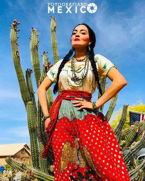 La china poblana: un símbolo de la identidad y la diversidad cultural de México Mujer vestida con el traje típico de la china poblana