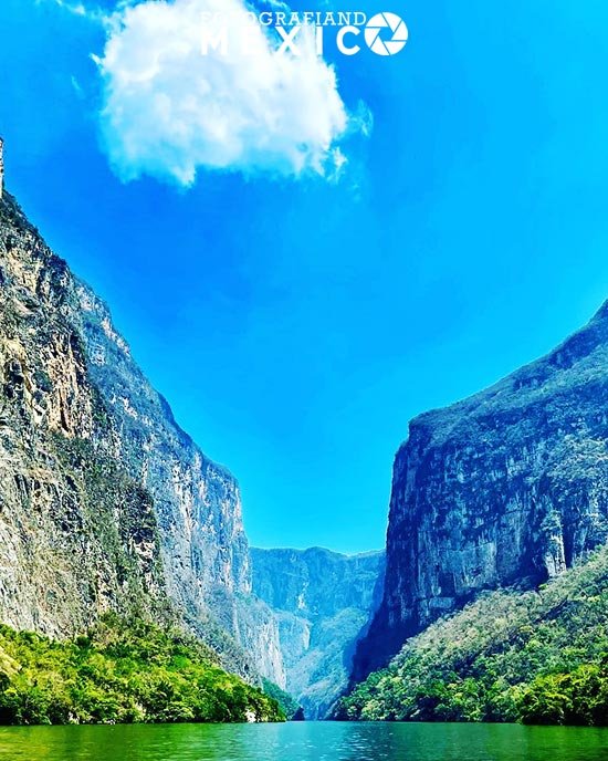 Cañón del Sumidero El cañón del Sumidero es una maravilla natural que se encuentra a unos 5 kilómetros de Chiapa de Corzo.