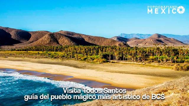 Vista aérea del oasis de palmeras y la playa pacifica del Pueblo Mágico de Todos Santos en Baja California Sur