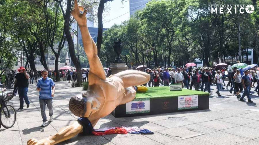 La CNTE boicotea el Fan Fest de CDMX y derriba estatuas de Reforma