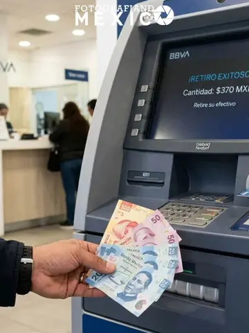 Cajero automatico seguro en Mexico retirando billetes de baja denominacion