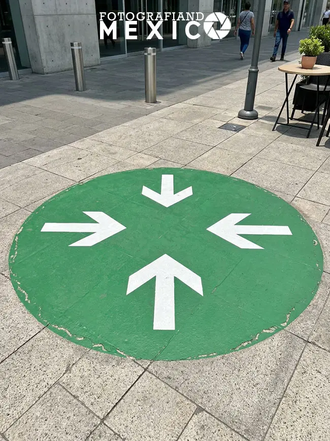 Señal de punto de reunión de protección civil en una calle de México