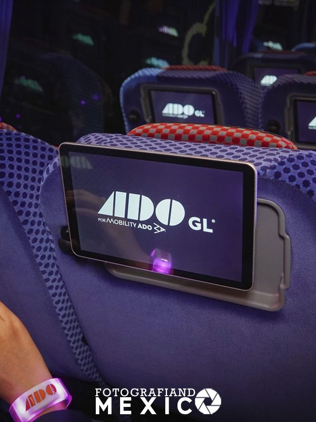 Interior de un autobús de lujo en México con asientos tipo cama y pantallas