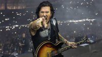 Integrantes de la banda Caifanes tocando rock en vivo durante su concierto en México