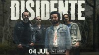 Los integrantes de la banda mexicana Disidente tocando la guitarra eléctrica y cantando en vivo en un escenario con luces rojas