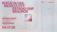 Los tres integrantes de RÜFÜS DU SOL tocando sintetizadores y batería en vivo en el escenario bajo luces láser